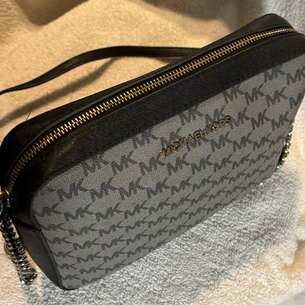 COPY - Michael korss jet set east to west crossbody large logo bag